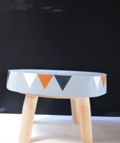 Ein buntes Tischchen für Kinder mit niedriger Tischplattenhöhe