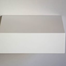 Minimalistischer schwebender Nachttisch mit weißer Front von vorne