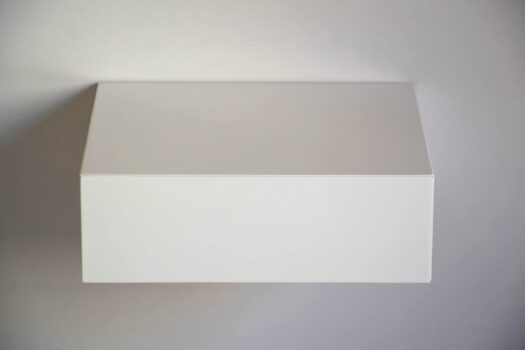 Minimalistischer schwebender Nachttisch mit weißer Front von vorne