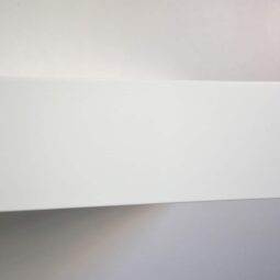 Minimalistischer schwebender Nachttisch mit weißer Front