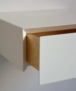 Minimalistischer schwebender Nachttisch mit weißer Front