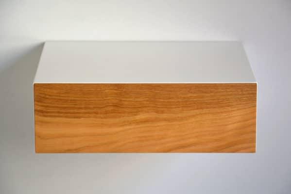 weißer schwebender Nachttisch mit Massivholz-Front in minimalistischem Design-Stil