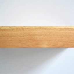 Schwebender hängender Nachttisch weiße Wand Montage Eichenholz