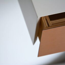 Weißer schwebender Nachttisch Kupfer Front Schublade