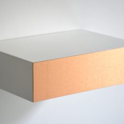 Weißer schwebender Nachttisch Kupfer Front geschlossene Schublade