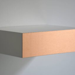 Weißer schwebender Nachttisch Kupfer Front geschlossene Schublade 2