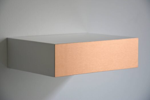 Weißer schwebender Nachttisch Kupfer Front geschlossene Schublade 2