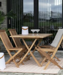 Gartentisch aus Teakholz mit Teak-Gartenstühlen und Champagne