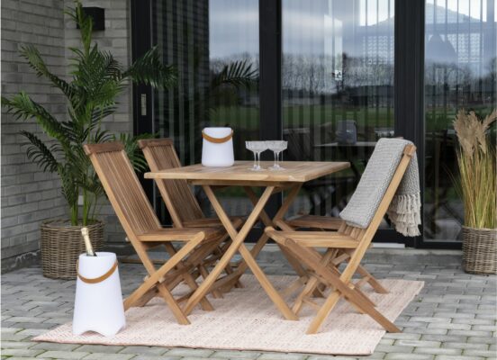 Gartentisch aus Teakholz mit Teak-Gartenstühlen und Champagne