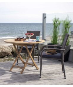 Runder Gartentisch aus Teak auf Meeresküste