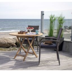 Runder Gartentisch aus Teak auf Meeresküste