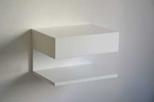 Schwebender Nachttisch mit Ablagefläche in weiß