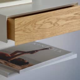 Schwebender minimalistischer Nachttisch mit Ablage und Eichenfront