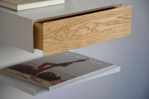 Schwebender minimalistischer Nachttisch mit Ablage und Eichenfront