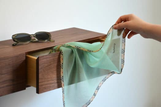 Sonnenbrille Schal im Schubfach der Wandkonsole