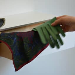 Wand Schubladenregal mit Sonnenbrille Handschuhen