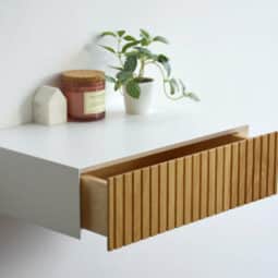 Nachttisch modern mit Design genutet und weiß