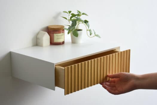 Nachttisch schwebend mit Holzfront geriffelt offene Schublade